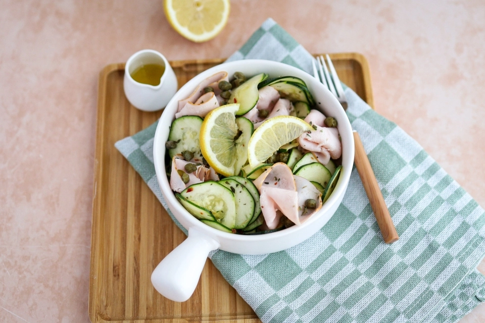 Mediterrane salade met kalkoenfilet