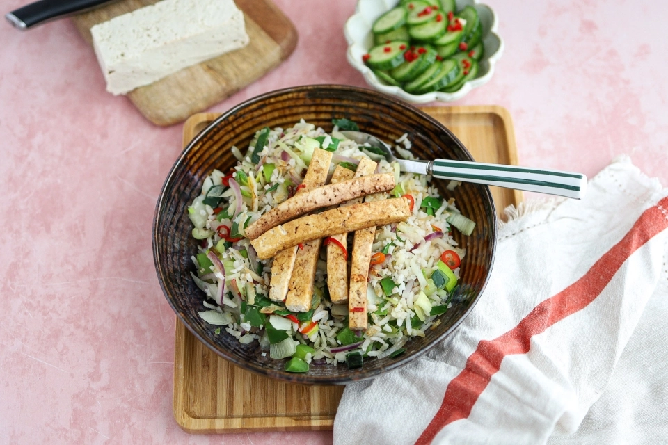 Nasi goreng met pittige tofu reepjes