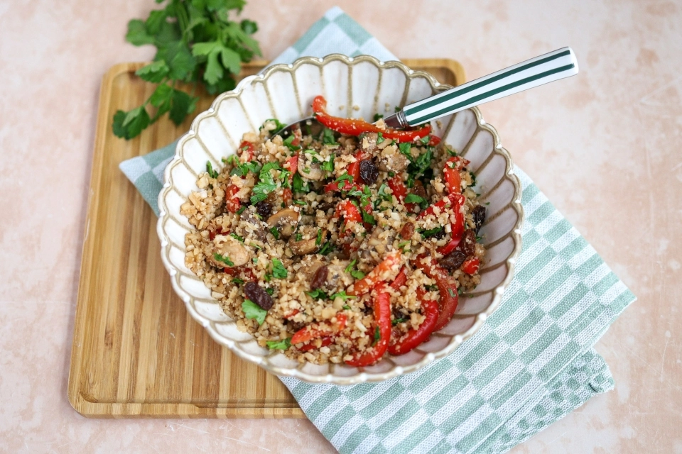 Tabouleh van bloemkoolrijst met champignons & paprika