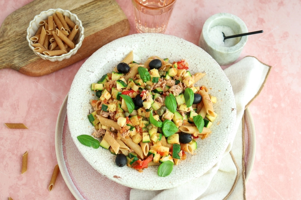 Pasta met tonijn, kappertjes & olijven