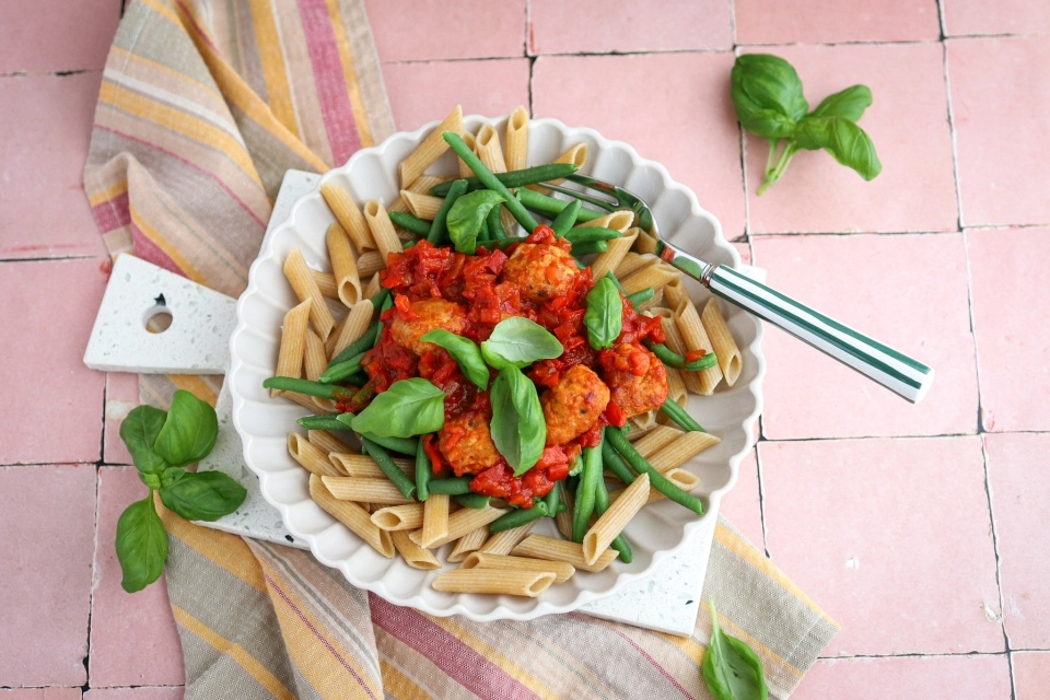 Penne met kipgehaktballetjes & paprikasaus