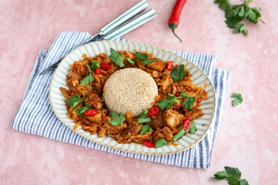 Pittige stoofpot van kip met spitskool