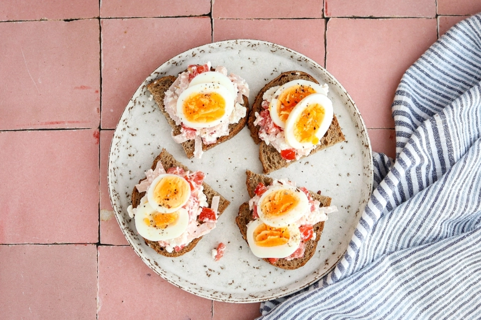 Brood met achterham & gekookt ei