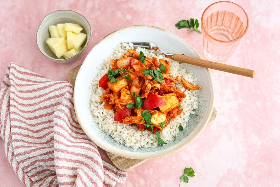 Rijst met zoetzure pulled chicken & ananas