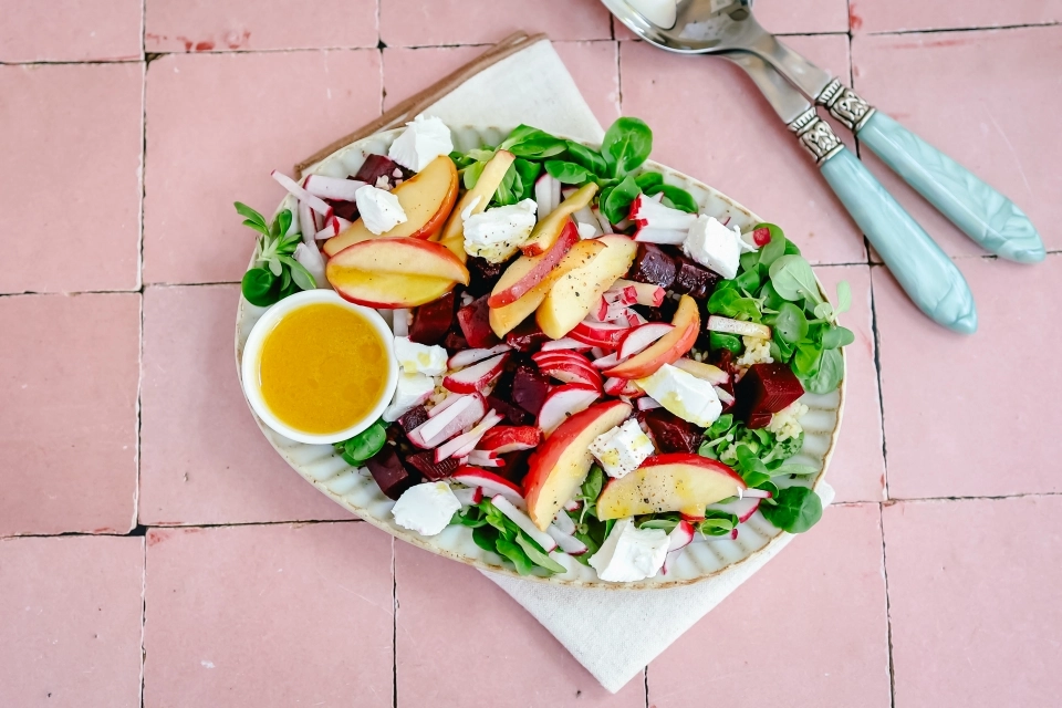 Bulgur met bietjes, radijs, geitenkaas & appel