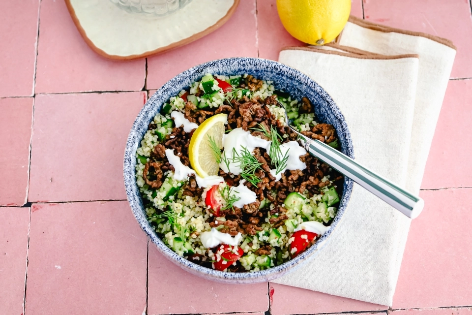 Bulgursalade met ras el hanoutgehakt & knoflooksaus