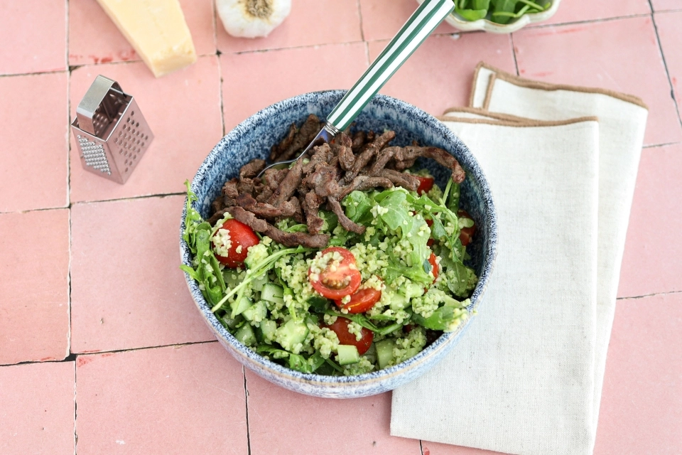 Bulgursalade met rucolapesto & runderreepjes