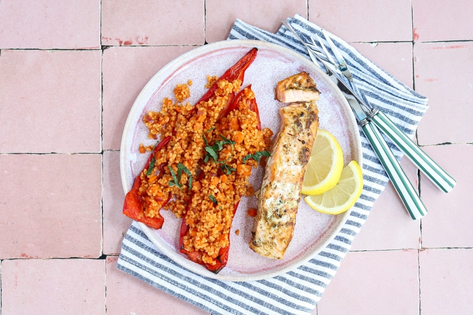 Gevulde puntpaprika met tomatenbulgur & zalm uit de oven