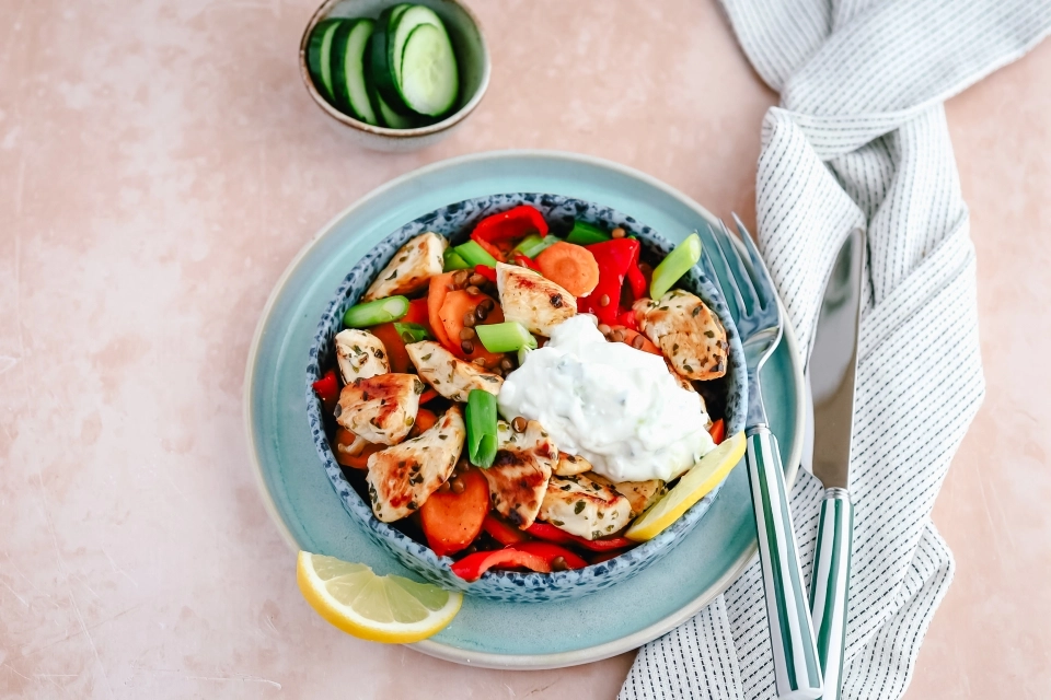 Linzenroerbak met paprika, wortel, kip & tzatziki