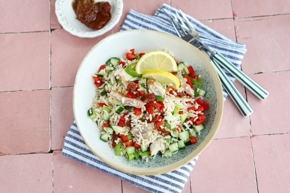 Rijstsalade met gerookte forel & zongedroogde tomaat