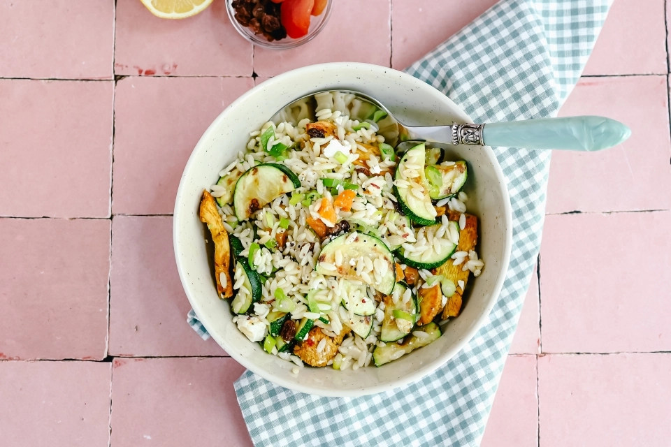 Zoete orzosalade met courgette, geitenkaas & kip