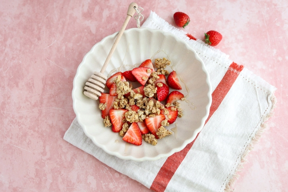 Aardbeien met muesli & honing