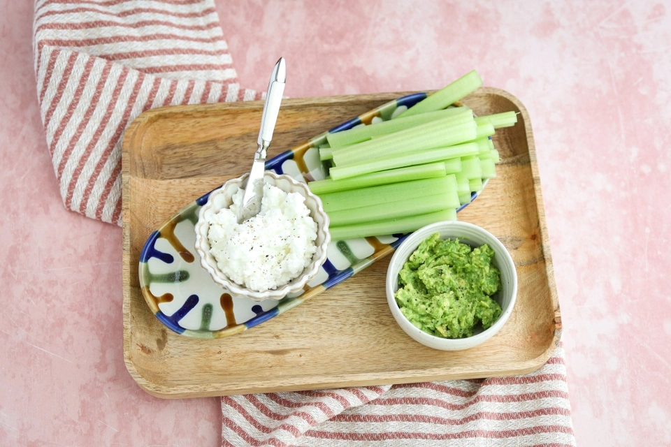 Bleekselderij stengels met avocado & cottage cheese