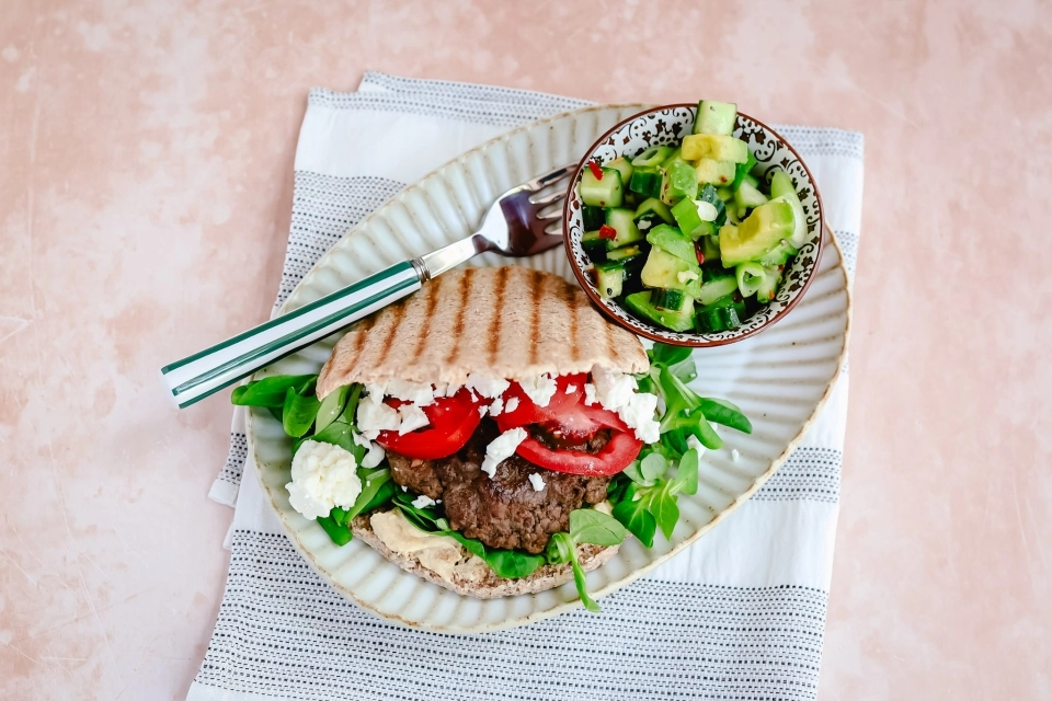Pita hamburger met feta & avocado-komkommersalade