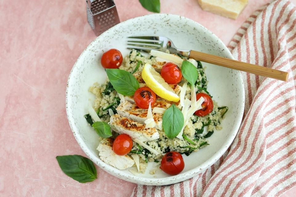 Citroenquinoa met spinazie, tomaatjes & kip