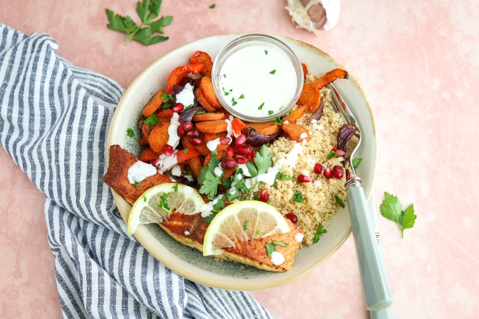 Couscous met geroosterde groente, zalm & fetadressing