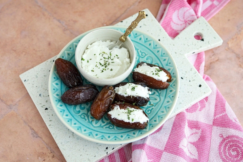 Dadels gevuld met geitenkaasspread