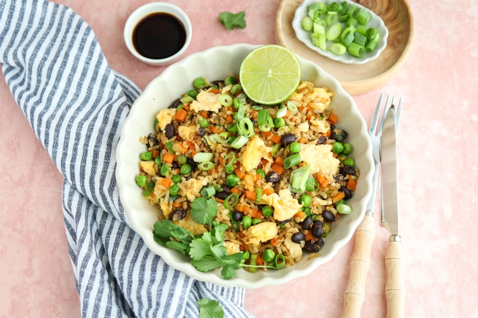 Gebakken rijst met zwarte bonen & ei