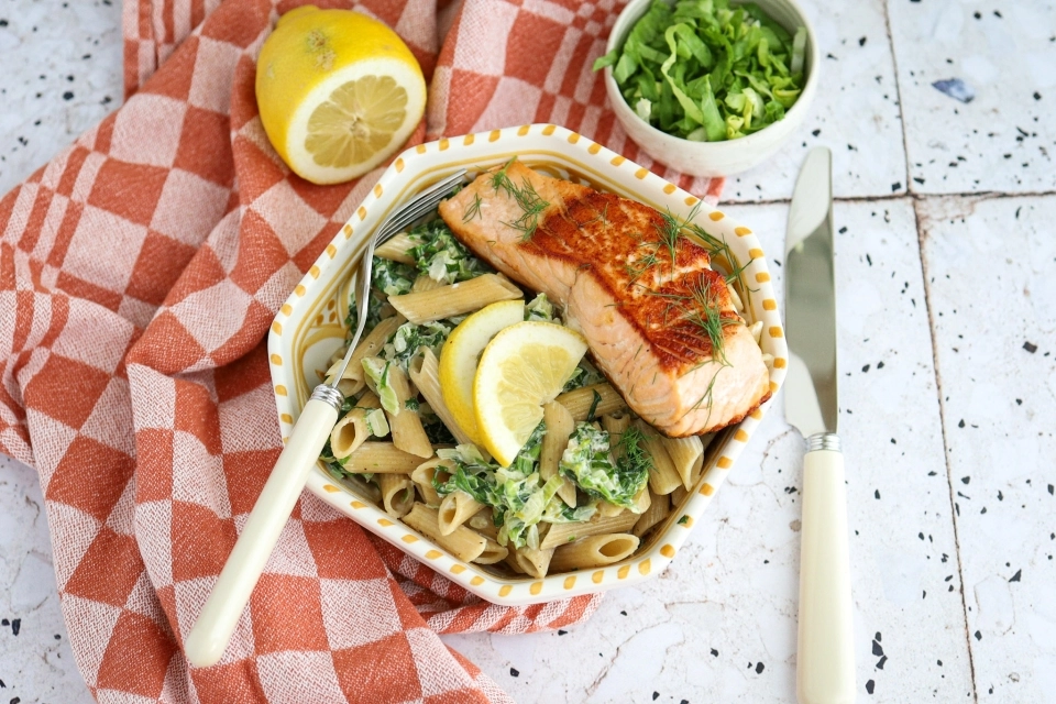 Pasta met gebakken zalm & romige andijvie