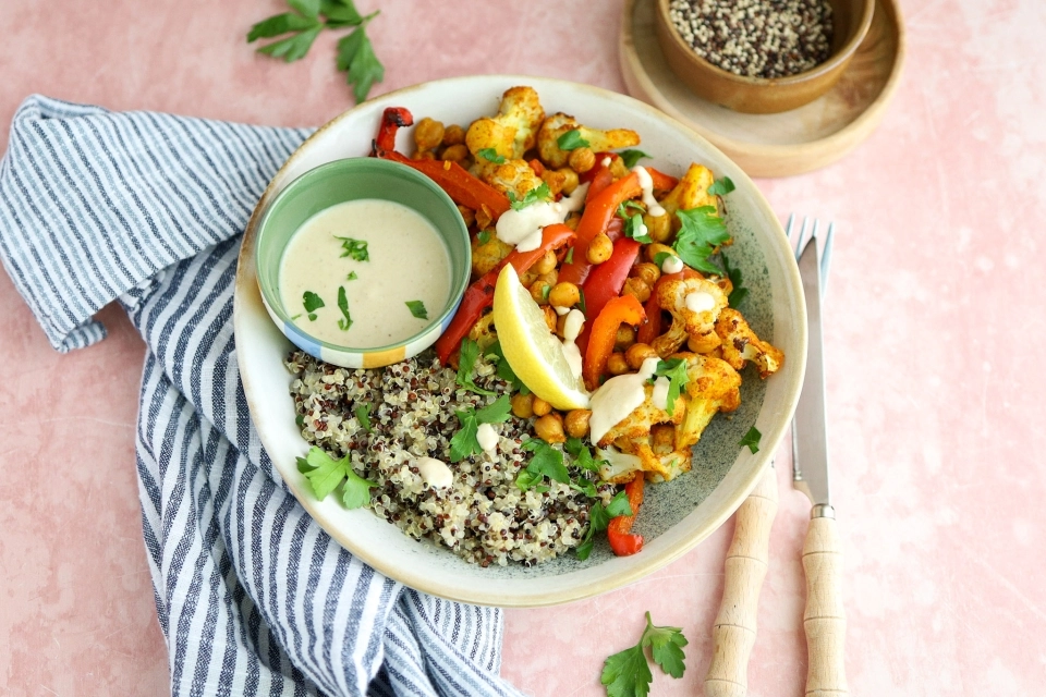 Quinoa met geroosterde groenten & hummusdressing