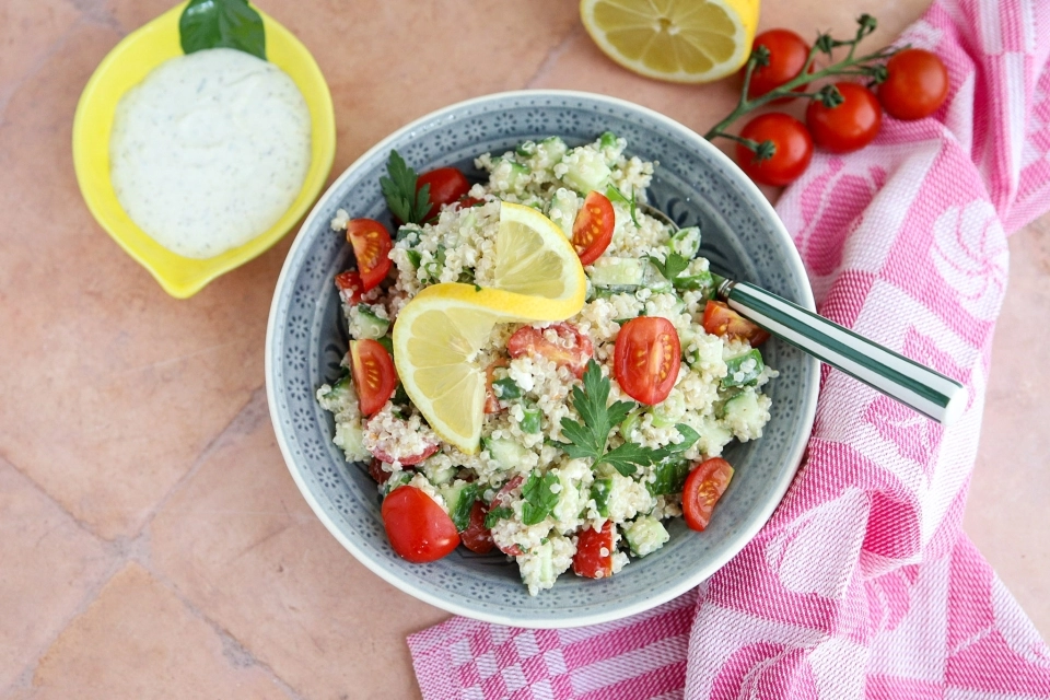 Quinoa met tomaatjes & feta dressing