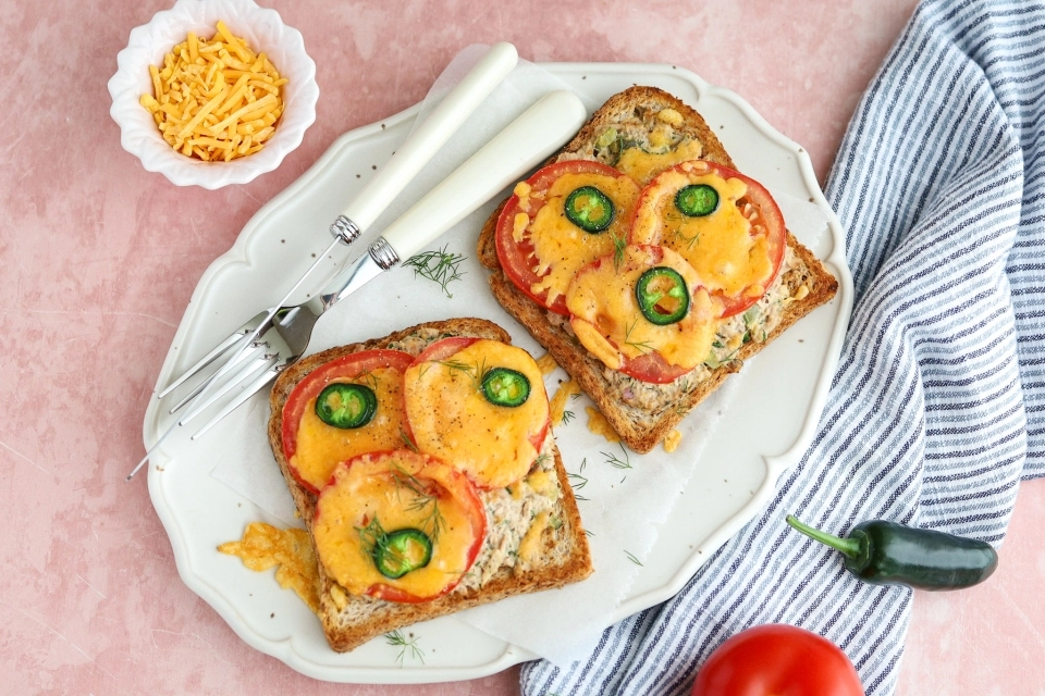 Tuna melt toast
