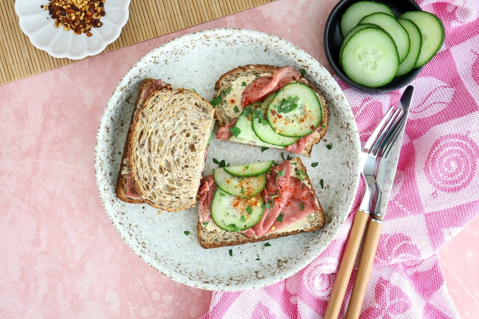 Brood met hummus & rosbief