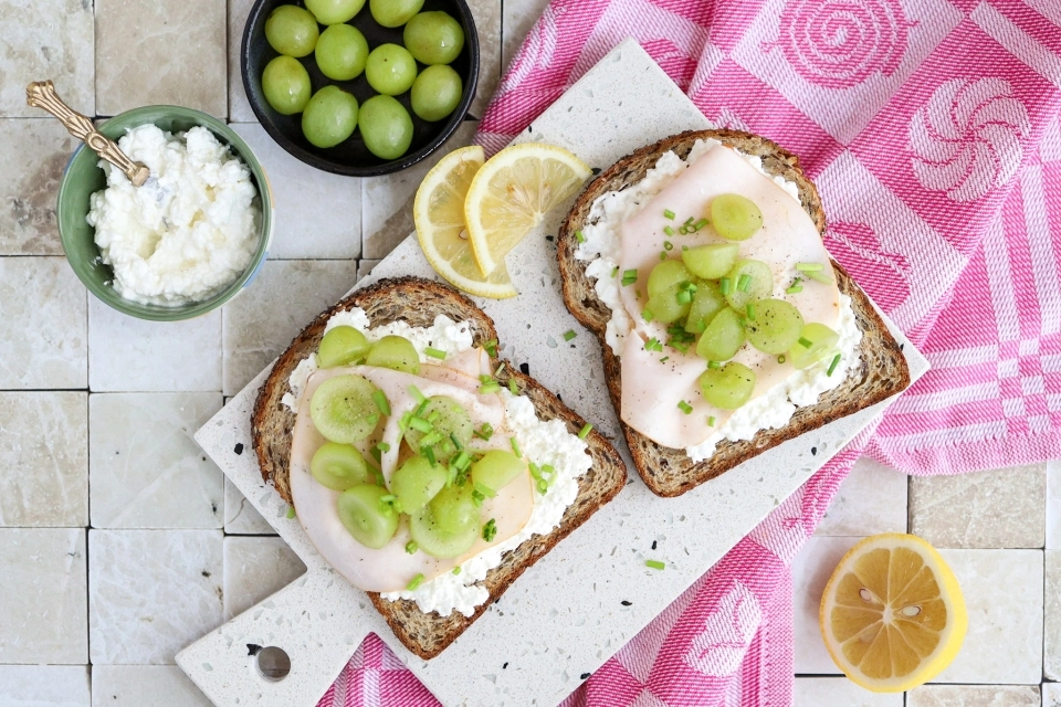 Brood met kalkoenfilet, cottage cheese & druiven