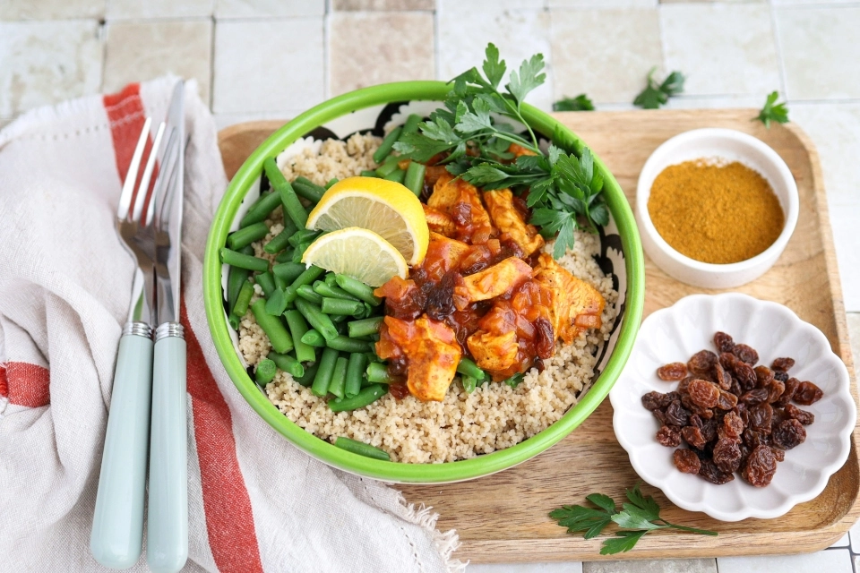 Kalkoen met rozijnen, sperziebonen & couscous