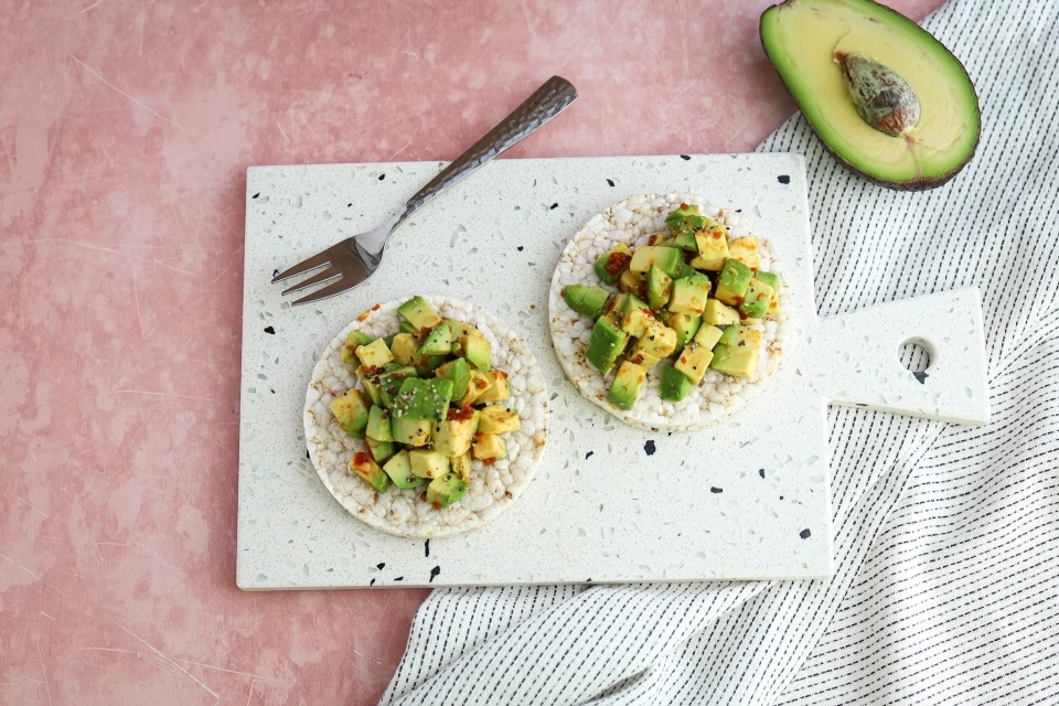 Maïswafels met avocado & sambal