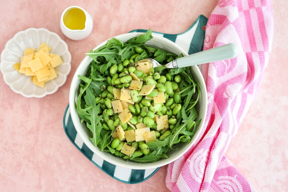 Salade met edamame bonen & kaas