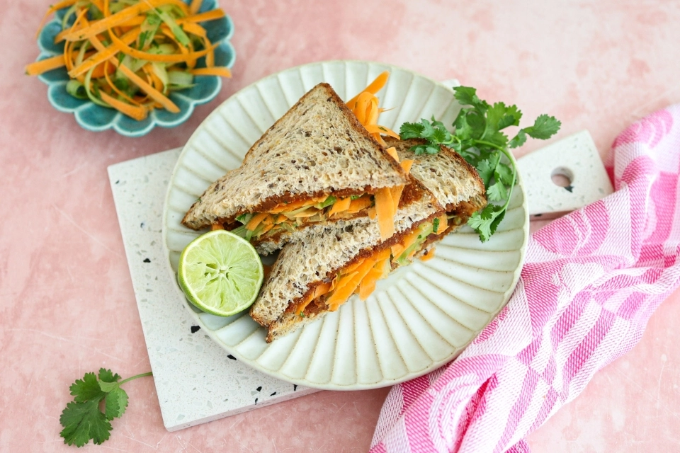 Sandwich met pindakaas & wortelsalade