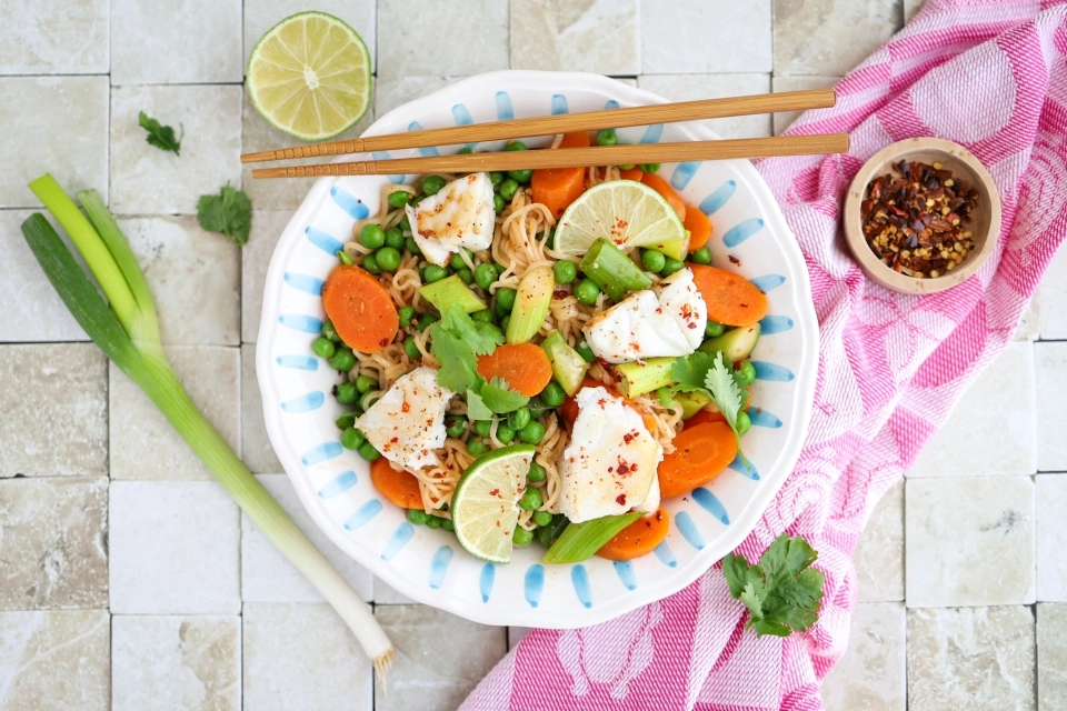 Noedels met kabeljauw, wortel & tuinerwten