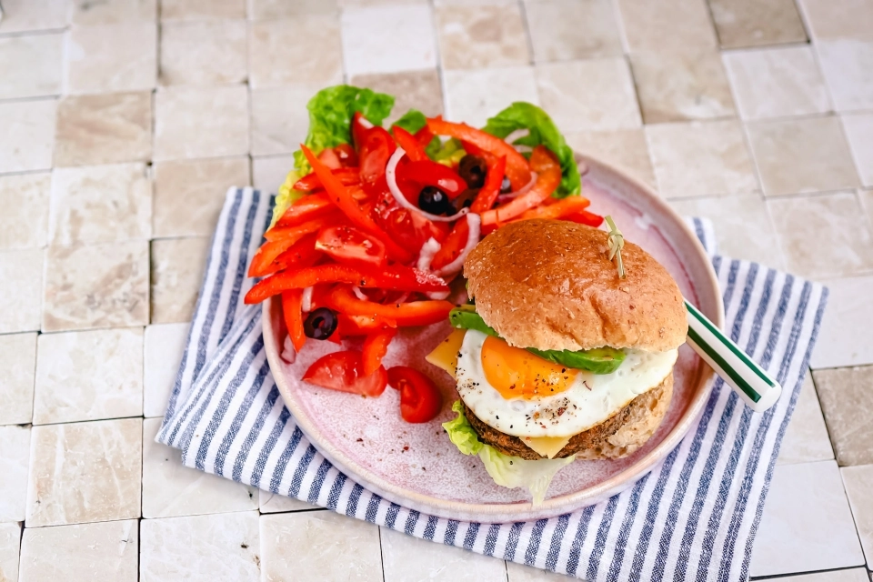 Broodje plantaardige burger met paprikasalade
