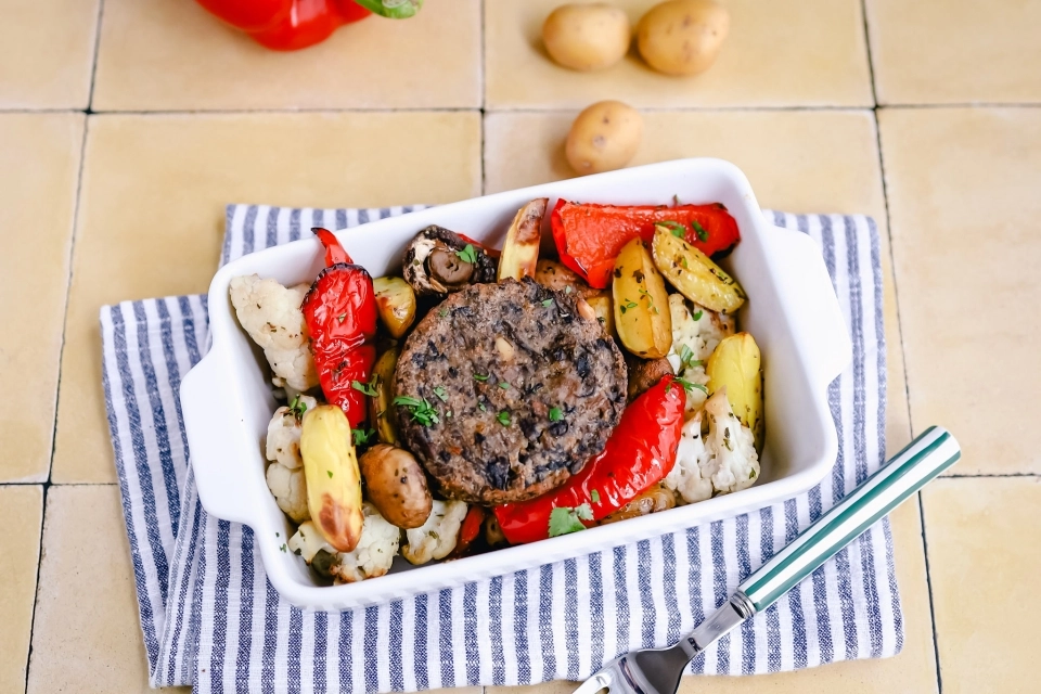 Italiaanse traybake met plantaardige burger