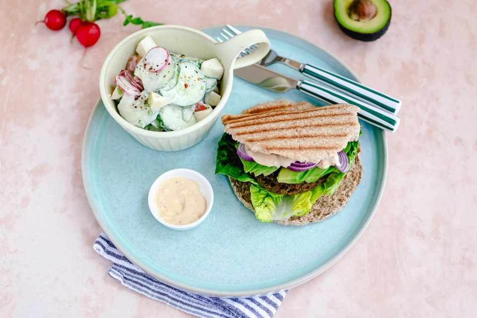 Pita plantaardige burger met avocado & salade met appel