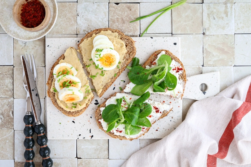 Brood met ei, hummus & veldsla