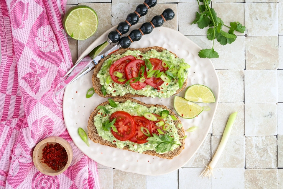 Brood met guacamole & tomaat