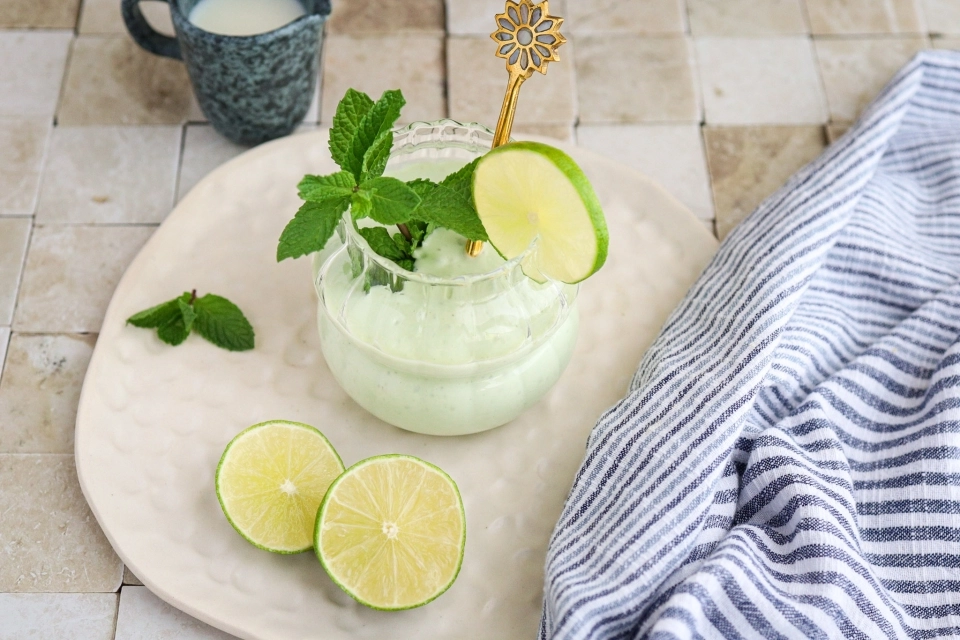 Frisse ontbijt smoothie met avocado & limoen