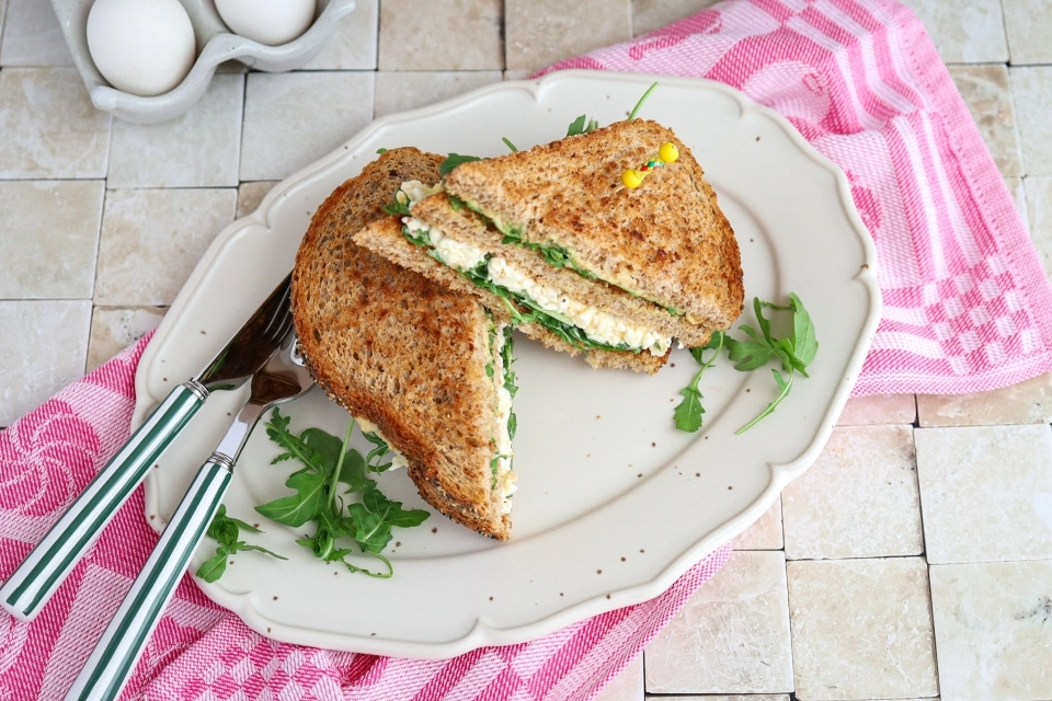 Stevige sandwich met eiersalade & hummus