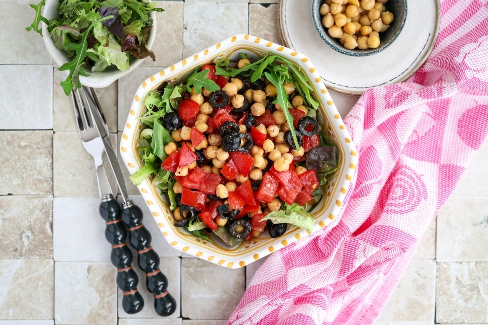 Bowl met kikkererwten, hummus & tomaatjes
