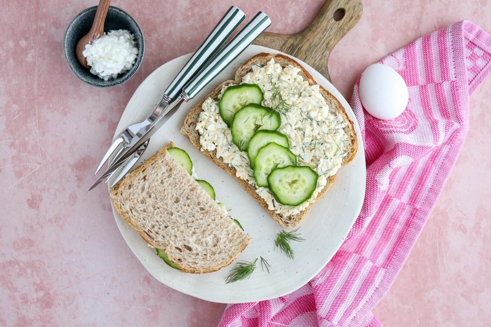 Brood met eiersalade & komkommer