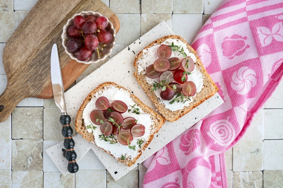 Brood met geitenkaasspread & druiven