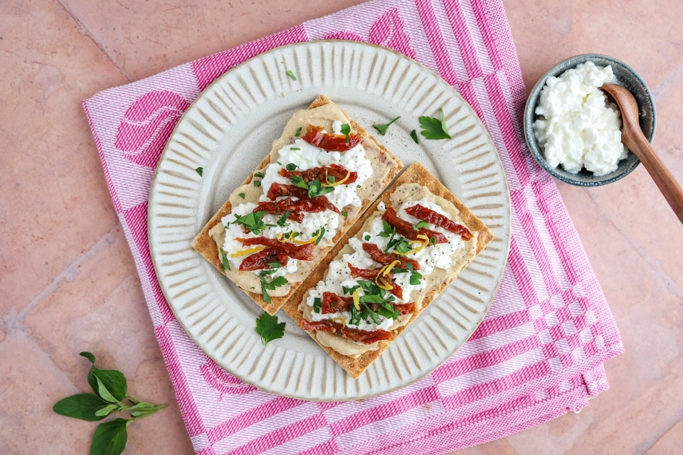 Crackers met hummus & cottage cheese