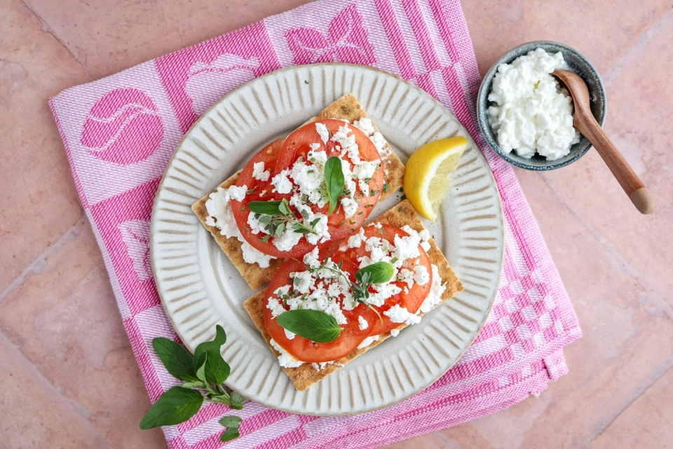 Crackers met tomaat, feta & Italiaanse kruiden