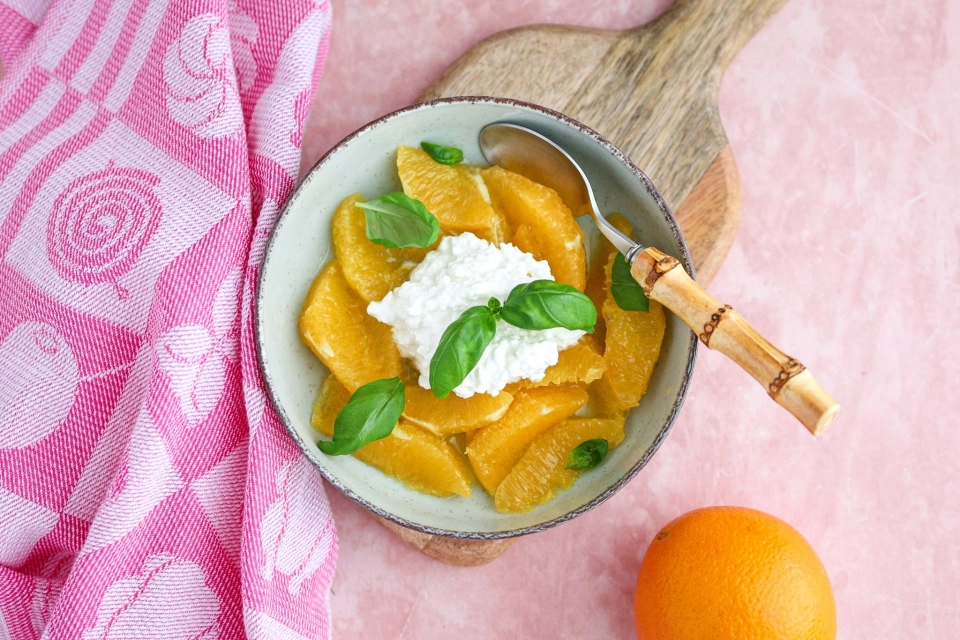 Gemarineerde sinaasappel met cottage cheese