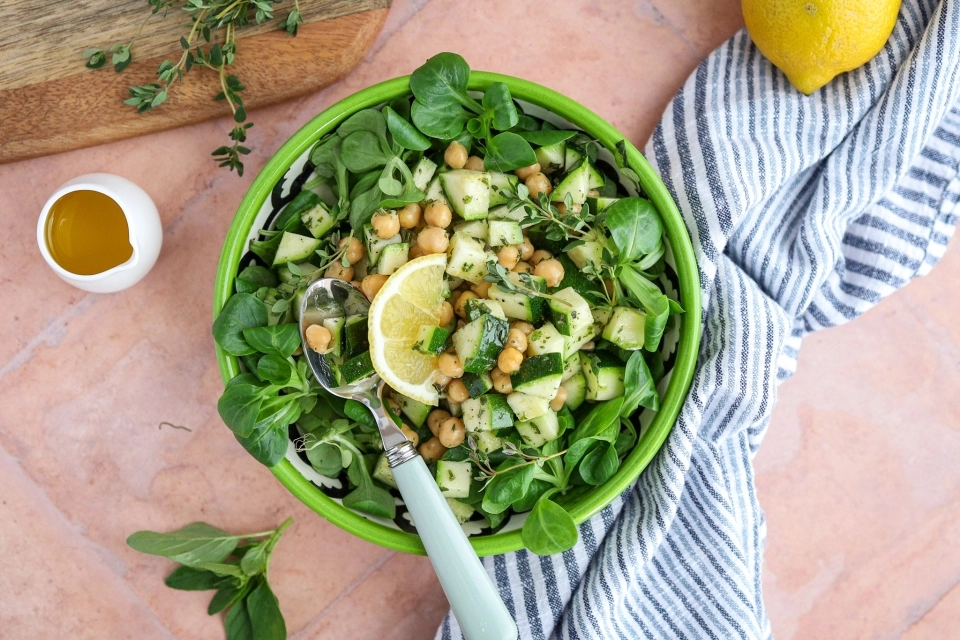 Kikkererwtensalade met courgette & kruidendressing