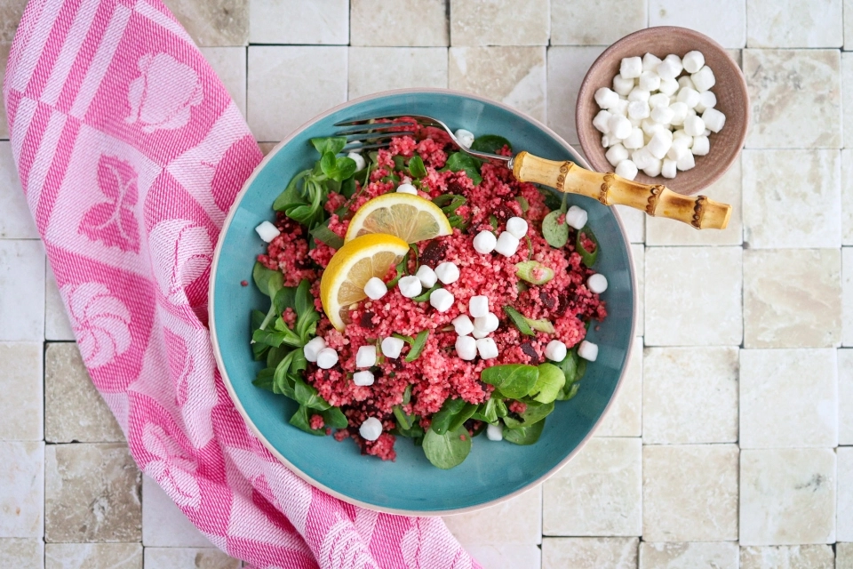Roze couscous met geitenkaas bolletjes