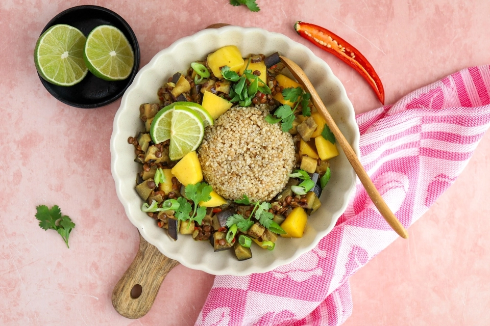 Auberginecurry met linzen, mango & quinoa
