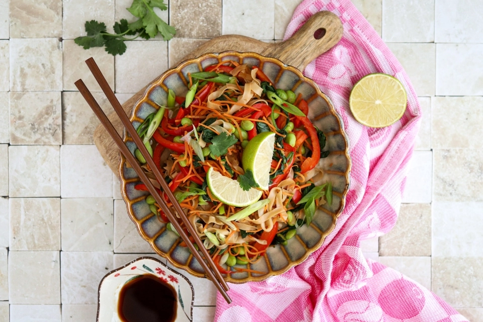 Noedelbowl met edamame, paprika & honing-sojadressing